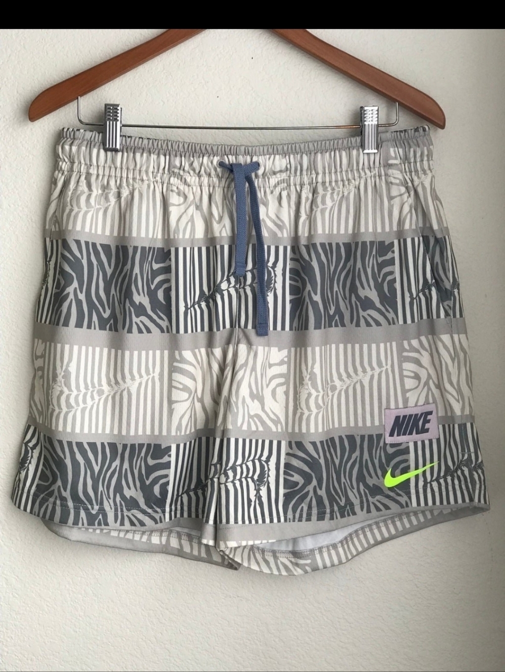 Nike Club Men's Trippy Safari Mesh Fit Shorts Elastic Waist Above Knee sz Large